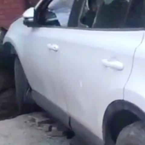 Женщина навнедорожнике перепутала педали исбила натротуаре 4человек вМахачкале: видео